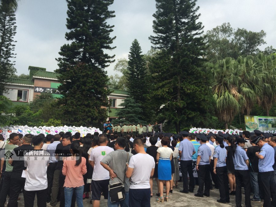 孙兴慜重伤倒地，海港全队围拢祈祷，场面感人的简单介绍